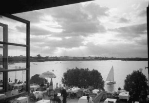 Bukarest: Ausblick vom Restaurant Pescarus, Vordergrund Promenade unten, mit schönen Wolken