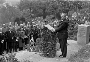 Übergabe der vom "Volksbund Deutsche Kriegsgräberfürsorge" errichteten Ehrenstätte für die im Raum Herrenalb gefallenen deutschen Soldaten und Zivilisten.