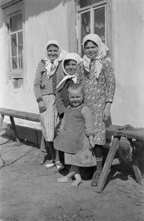 Zweiter Weltkrieg. Zur Einquartierung. Sowjetunion. Vier Mädchen vor einer Bauernhütte