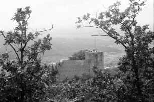 Baden-Baden: Blick vom Felsen auf Turm des alten Schlosses