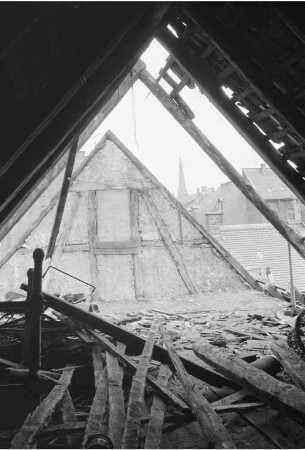 Erneute Diskussion um die Zukunft des einsturzgefährdeten Hauses Brunnenstraße 47 nach Absturz einer der vier Dachgaupen der Vorderfassade