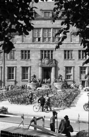 Freiburg: Haupteingang Universität mit Fahrradparkplatz