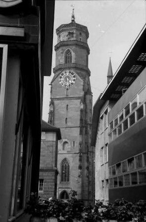 Stuttgart: Turm der Stiftskirche von der Schulstraße aus