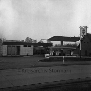 Hamburger Straße: Aral-Tankstelle Klemmstein: Pkw an Zapfsäulen: rechts Firmenschild: hinten rechts Scheunengebäude