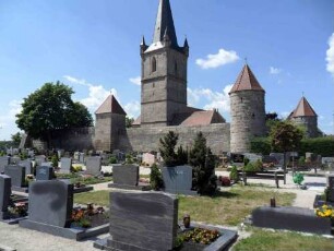 Ansicht von Nordosten mit Kirche über Kirchhofmauer sowie Ost- Nordost und Nordturm in Übersicht