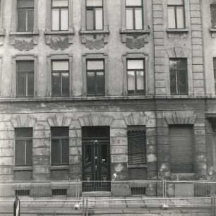 Leipzig-Anger-Crottendorf, Herbartstraße 2 b/Ecke Franckestraße. Wohnhaus mit Laden (um 1900). Teilansicht der Fassade (EG/ 1. OG) mit Haustür