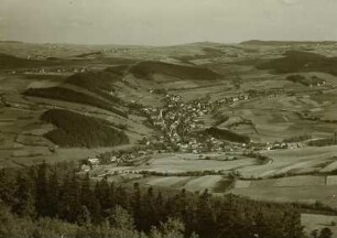 Geising, Ortsansicht : Geising. Blick vom Geisingberg, im Hintergrund Mückenberg mit Mückentürmchen und Zinnwald