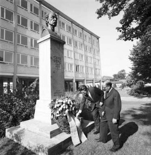 Kranzniederlegung am Denkmal für Carl Benz durch Vertreter der Daimler-Benz-Werke Gaggenau.