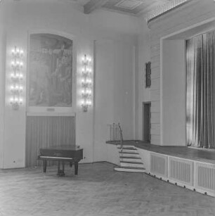 Große Halle : Oberlausitz. Unbekannter Ort, Gebäude. Blick in einen Saal mit Bühne und Klavierflügel