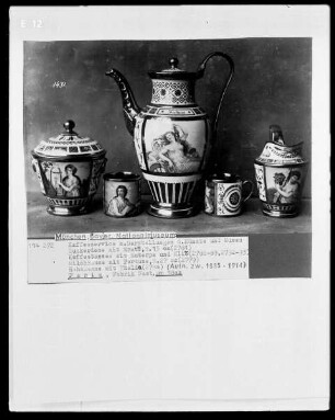 Kaffeeservice mit Darstellungen der Künste und Musen: Zuckerdose mit Eraté, Kaffeetasse mit Euterpe und Klio, Milchkanne mit Fortuna, Rahmkanne mit Thalia