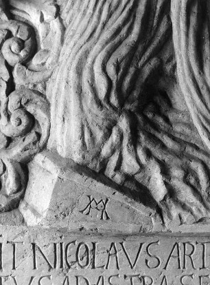 Epitaph des Stiftskaplans Nikolaus Artus Prunner : Epitaph des Stiftskaplans Nikolaus Artus Prunner. Stein (um 1654). Detail mit Inschrift. Leoben (Steiermark), Ehemalige Stiftskirche Heilige Maria und Margaretha