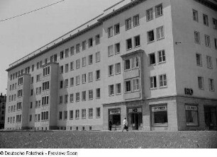 Außenansicht eines Hauses auf der Straße der III. Weltfestspiele (heute: Ranstädter Steinweg)