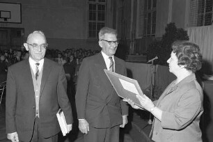 Verabschiedung von Oberlehrer Wolfgang Schrimpf und Hausmeister Enzmann an der Friedrichschule in Durlach.
