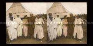 Kaid mit 4 Frauen vor dem Zelt im Lager, Rabat