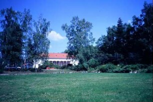 Kurpark mit Liegewiese; Kurgebäude