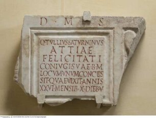 Fragment einer Tafel mit Grabinschrift "D(is) M(anibus) S(acrum) // Q(uintus) TVLLIVS SATVRNINVS..."