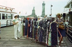 Lindau: Hafen, Kleiderverkauf auf Bodenseeschiff