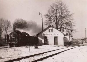 Taubenheim/Spree. Bahnhof mit ausfahrendem Zug (Personenzuglok 383698 (ehem. P8), 1.Bj. 1906, 100 km/h, 1180 PS)