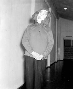 Kabarett der Komiker: Wilhelm Bendow mit Maske von Claire Waldoff