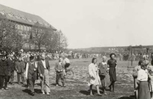 Maifeier. Anmarsch zur Kundgebung auf dem Sportplatz
