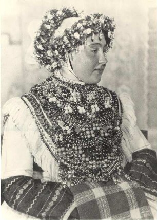 Brautjungfer aus Hoyerswerda : Kleidung - Hoyerswerdaer Tracht. Ort: Wojerecy / Hoyerswerda. Hoyerswerdaer Brautjungfer (družka) aus dem Spreetal.