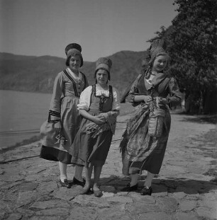 Junge Frauen in Wachauer Tracht am Ufer der Donau