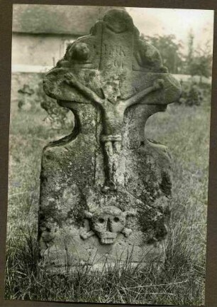 alter Friedhof. Grabkreuz