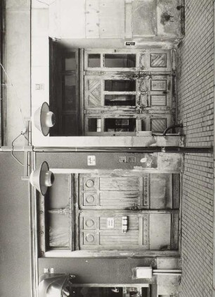 Wohnhaus mit Läden : Wohnhäuser mit Läden (vor 1900). Tore der Hofdurchfahrten