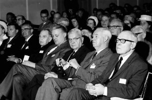 17. Tagung 1967 Chemiker; Eröffnungsfeier: Oberbürgermeister Steurer, ?, Otto Hahn, G. Stoltenberg, Harold C. Urey, Lord Alexander Todd of Trumpington, Robert S. Mulliken