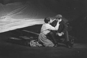 Szenenbilder aus "Avantgarde", Schauspiel von Valentin Katajew mit Musik von Friedrich Goldmann (Regie: Fritz Marquardt). Volksbühne Berlin, September 1970 (DDR-Erstaufführung 27. September 1970) : Mit Gisela Morgen, Michael Narloch, Harry Merkel, Harald Engelmann, Winfried Wagner, Ursula Karusseit, Hilmar Thate, Rolf Ludwig, Wolfgang Greese, Günter Junghans, Dieter Montag, Carmen-Maja Antoni, Wilfried Ortmann, Carl-Hermann Risse, Wolfgang Lohse, Steffie Spira, Egon Geißler, Bodo Krämer, Albert Garbe, Helmut Straßburger, Hans-Joachim Martens, Wolfgang Sasse