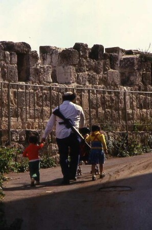 Bewaffnet : Ein israelischer Vater, bewaffnet mit einer Maschinenpistole, begleitet seine Kinder. Aufgenommen im Sommer 1986. Foto Uwe Gerig