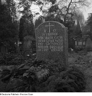 Grabstein für William Dressler : Dresden. Friedhof (vielleicht auf dem Weißen Hirsch). Grabstein für William Dressler (wohl 1955)