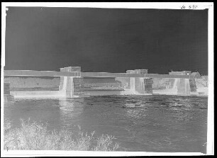 Staustufe Gerlachshausen-Volkach. Ansicht von Unterwasser, rechts Freiluftschaltanlage. Schweinfurter Pegel = 190 cm.