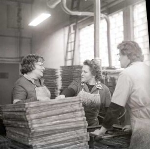 Gespräch : Arbeiterinnen am Arbeitsplatz beim Gespräch