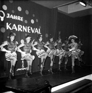 Karneval: Hotel Oldesloer Hof, Saal: Prunksitzung, zugleich 20-jähriges Sitzungsjubiläum: Veranstalter Oldesloer Männerchor von 1844, Oldesloer Singakademie von 1946: Bühne: Auftritt der Mädchengarde und Tanzmariechen Ursula Vüllers bei Tanz "CanCan": im Hintergrund auf Vorhang Schriftzug "20 Jahre Karneval", 24. Februar 1968