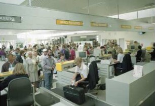 Dresden-Klotzsche, Flughafenstraße. Flughafen Dresden. Terminal 2. Check in-Schalter. Fluggäste beim Einchecken. Ansicht von der Mitarbeiterseite