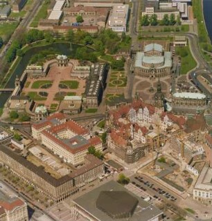 Zwinger, Theaterplatz mit Opernhaus, Hotel "Kempinski" (ehem. Taschenbergpalais) und Schloß