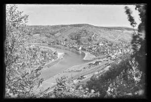 Blick aus Richtung Wartturm auf Altstadt, Bahnhofsgelände, Brücke nach Kreuzwertheim und Mainspitze