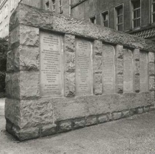 Gedenktafeln für die 1933-1945 im Landgericht ermordeten Menschen : Gedenktafeln für die 1933-1945 im Landgericht ermordeten Menschen. Sandstein (ab 1945). Dresden-Südvorstadt, Salvador-Allende-Platz 3, Eingang zum Richthof