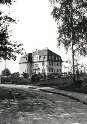 Bautzen, Albert-Schweitzer-Straße 7. Ritterschaftliches Internat (später Kindergarten). Ansicht von Norden (Straßenansicht)
