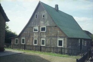 Benstaben 1: traufständiges Fachwerkhaus: Giebelseite Wohntrakt, Giebel mit Verbretterung, nach Modernisierung der Fenster: rechts Straßenfront mit Eingangstür