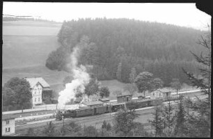 Bärenstein. Bahnhof der Müglitztalbahn mit Personenzug