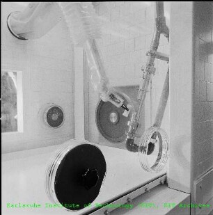 Innenansicht einer Glovebox im Institut für Heiße Chemie (IHCh)