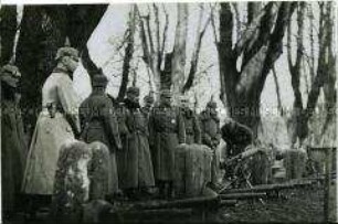 Wilhelm II. mit Offizieren an einer MG-Stellung an der Front
