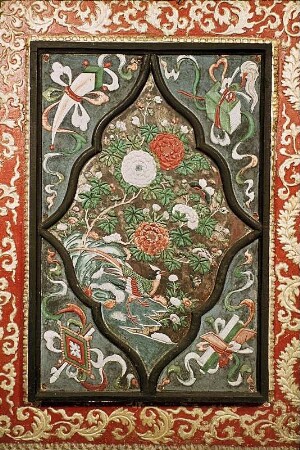 Tafel mit Blumen und einem Fasan