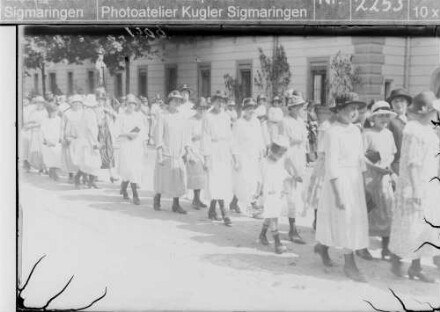 Fronleichnamsprozession in Sigmaringen vor dem Prinzenbau; Junge Frauen