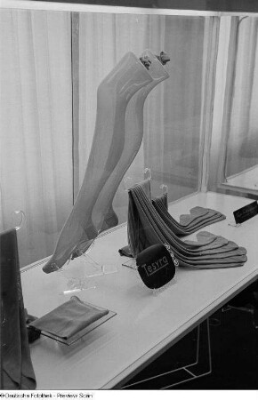 Strümpfe aus Polyamid-Faser der Tesyra-Feinstrumpf-Industrie Chemnitz auf der Leipziger Herbstmesse 1954