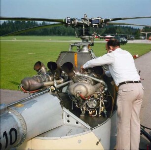 Hubschrauber Bölkow Bo 105. Blick auf die Doppeltriebwerke