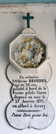 Frankreich. Bretagne. Cotes d Armor. Perros Hamon. Kapelle 1770. Tafeln der auf See verschollenen Seeleute in der suedlichen Vorhalle