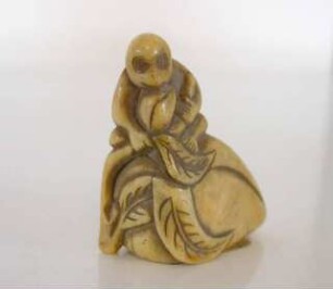 Netsuke in Gestalt eines Pfirsichs mit Affe